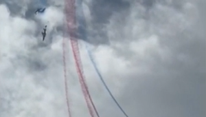 Počas skúšok akrobatickej armádnej skupiny sa zrazili dve stíhačky