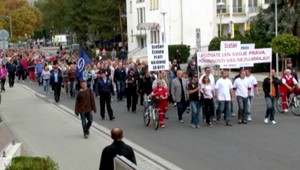 Pochod v Partizánskom. Susedia protestovali proti susedom