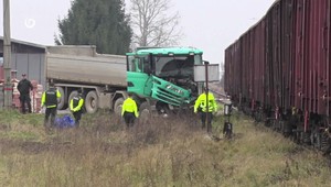 Vodič nákladného automobilu utrpel ťažké zranenia pri zrážke s vlakom