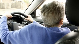 Ako to nespackať: Môže šoférovať auto človek s jedným okom?