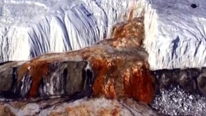 Vedci vyriešili 100-ročné tajomstvo krvavých vodopádov Antarktídy