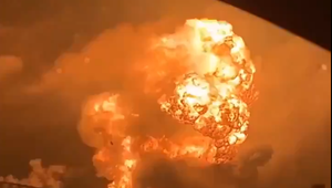 Výbuch ako pri atómovej bombe! Požiar zachvátil ropnú rafinériu, plamene je vidieť na kilometre ďaleko