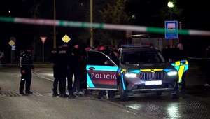 VIDEO: Policajti prenasledovali vodiča, ten na nich zaútočil mačetou