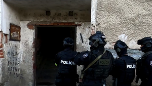 Pod hrozbou zabitia nútil maloleté dievčatá uspokojovať mužov. Mal im za to dávať jedlo