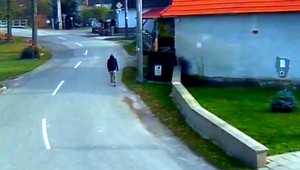 Mladík (16) kráčal po dedine s nožom, vylúpil potraviny