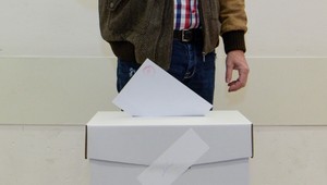 Bitky, dezinformácie a virálne videá: Čo nás ešte čaká v cieľovej rovinke kampaní?