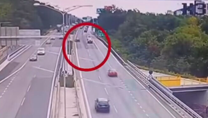 Po nehode na D2 zomrel vodič (†37). Autom prerazil zvodidlá a zrútil sa z mosta