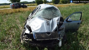 Dostali šmyk a s autom skončili v poli. Len 16-ročná spolujazdkyňa utrpela vážne zranenia