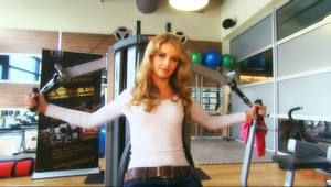 Kráľovná krásy s činkami maká na sexy tele