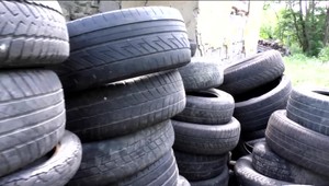 Nebezpečná tradícia. Nočné pálenie pneumatík ohrozuje nielen ovzdušie