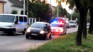 Policajti naháňali opitého vodiča. Nechcel vystúpiť z auta, jeden z policajtov sa zranil