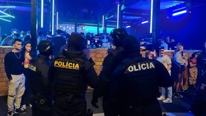 Policajná akcia v Skalici a Holíči: Len v jednom podniku našli až 25 opitých detí