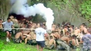 AUTENTICKÉ ZÁBERY: Policajti nahých kadetov týrali elektrošokmi!