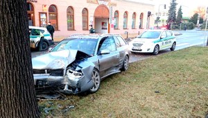 Naháňačka v Spišskej Novej Vsi. Vodič unikal pred políciou, skončil v strome