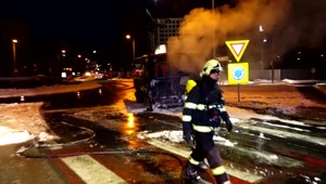 Na frekventovanej kruhovej križovatke v Poprade horel autobus