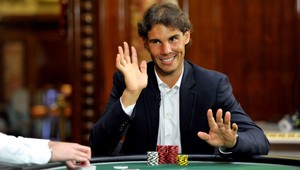 Rafael Nadal to vie aj s kartami, v pokri valcuje