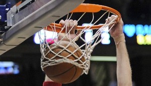 Basketbalistu zabilo smečovanie