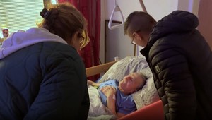 Syn roky týral vlastného otca, rodina bola zúfalá. Po zverejnení reportáže sa začali diať veci