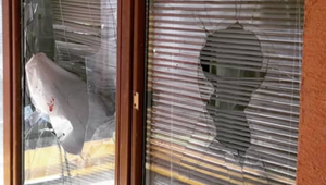 Brutálny čin muža, ktorý napadol manželský pár v dome má dohru. Manželia sa obrátili na policajnú inšpekciu