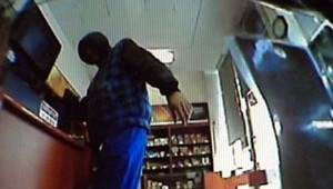 Neoblomný lupič (27) predavačku neukecal...