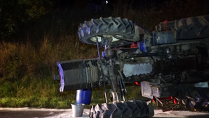 Vážna nehoda pri Abrahámovciach: Auto sa po náraze do traktora prevrátilo na strechu