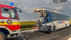 Zrážka autobusu a nákladného auta si vyžiadala viacerých zranených. Neprežila jedna osoba