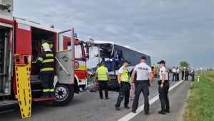 Polícia vyšetruje zrážku autobusu s kamiónom pri Drienovci, vodič autobusu neprežil