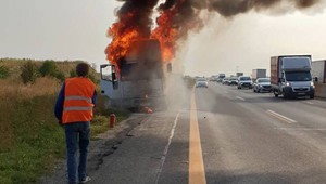 Na diaľnici D1 horelo auto. Páľavu bolo cítiť až do opačného smeru