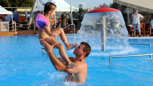 Policajtky sa vybrali na kúpalisko. Pracovne...