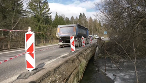 Mimoriadná situácia v Kremničke: Most nad dôležitou rýchlocestou zdemolujú