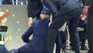 VIDEO: Nepríjemný pád amerického prezidenta. Zachraňovala ho ochranka