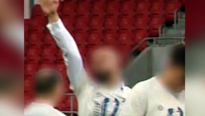 Ivan Kmotrík mladší vztýčil pravicu k tribúnam. Jeho gesto bude riešiť súd