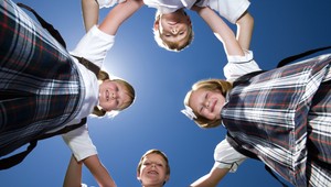 Hrôza! Muž dobodal pred základnou školou 22 detí!