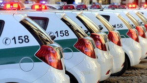 Policajti našli v autách kamery a mikrofóny, sledovala ich inšpekcia