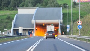 V tuneli Branisko uviazla stovka ľudí