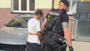 Mladík z Portugalska, ktorý brutálne dobodal muža, sa postavil pred súd