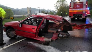 Štyria maturanti narazili do protiidúceho kamióna, jeden neprežil