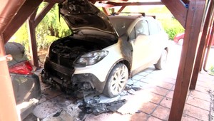 Praktiky ako z mafiánskych čias. Starostovi Hamuliakova zapálili autá pod oknami domu