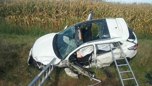 Pri Šuranoch sa stala vážna nehoda, posádku museli vyslobodzovať hasiči. Zasahoval aj vrtuľník