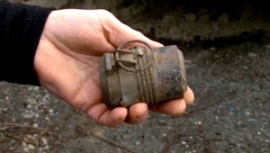Na povale starého domu našli funkčný granát