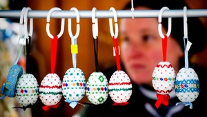 Kraslice maľované voskom a ozdobené cestovinami. Ako na to?