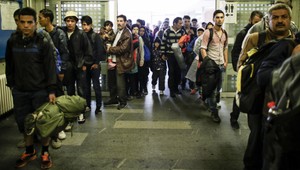 Chaos v nemeckom pohraničí. Stovky utečencov previezli na zvláštne miesto