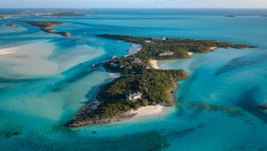 Nakrúcali tu Jamesa Bonda aj Pirátov z Karibiku: Ostrovný raj nikto nechce