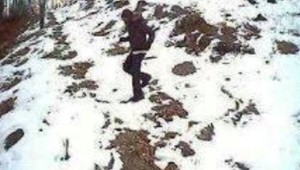 Migranta zachytila na našej hranici kamera. Za ňou ho čakal prevádzač