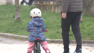 Neznámy muž sa pokúsil prevziať dieťa v škôlke. Učiteľka zabránila únosu