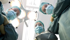 Revolučná očná liečba je alternatívou obávanej operácie očí laserom