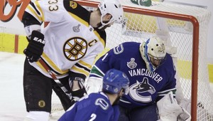 Prvé finále rozhodol pre Canucks 19 sekúnd pred koncom Torres
