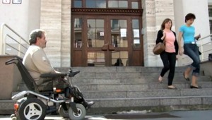 Diskriminácia. Vozíčkar sa nedostal na súd