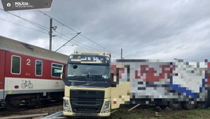 Nehoda na trati: Vlak sa zrazil s kamiónom