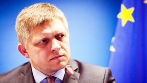 Premiér Robert Fico je už štvrtý deň v nemocnici, stále zostáva na pozorovaní